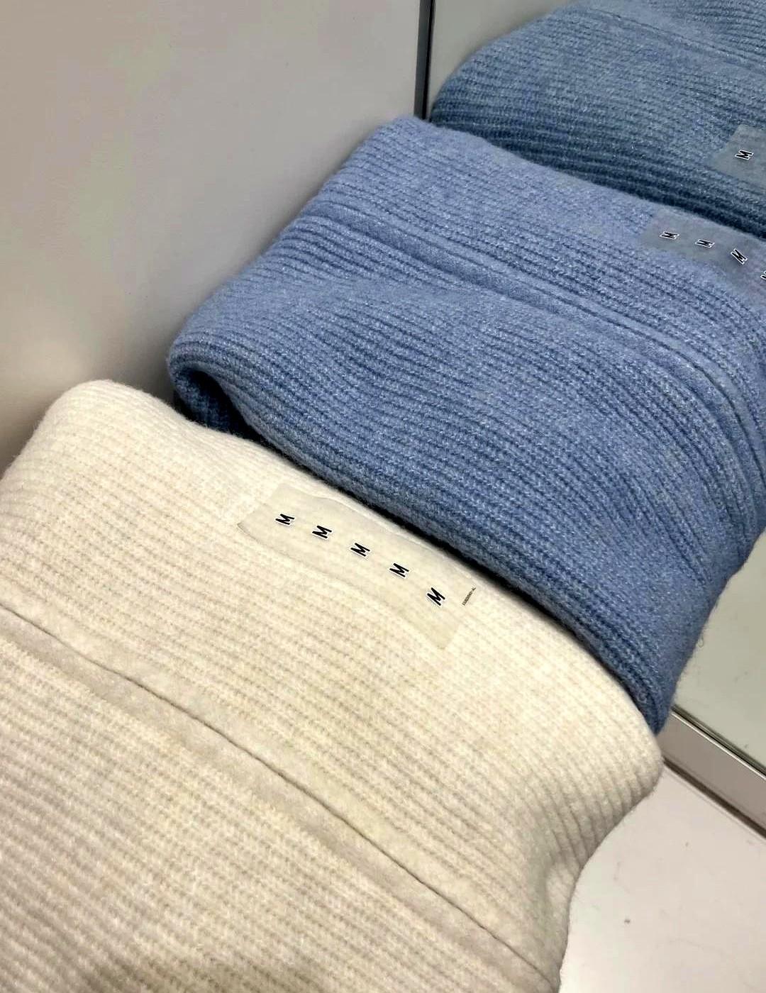 米杏色和蓝色在优衣库货架上打擂台，谁赢谁输全看钱包厚度。官网把米杏色写成“穿