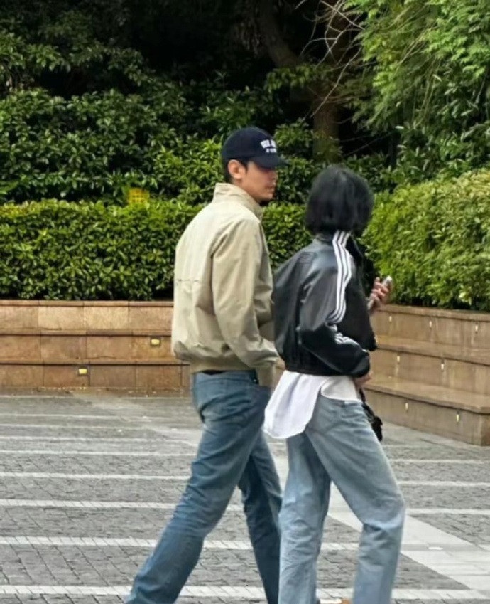 纪凌尘和大4岁韩国女友恋爱，但还没结婚，感情看起来不错的样子​​​