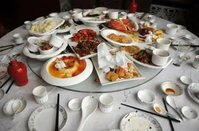 为什么光盘行动提倡多年，餐厅后厨每天还是倒掉大量完好的食材？晚上十点半，商圈