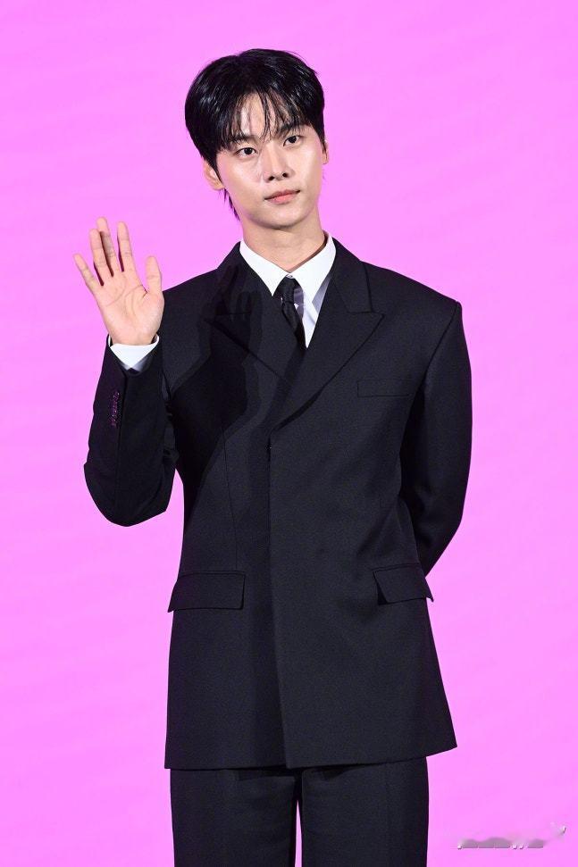 车学沇将出演JTBC新剧韩剧金真情迷，合作金喜爱鲁常泫。车学沇饰演闵英珠（