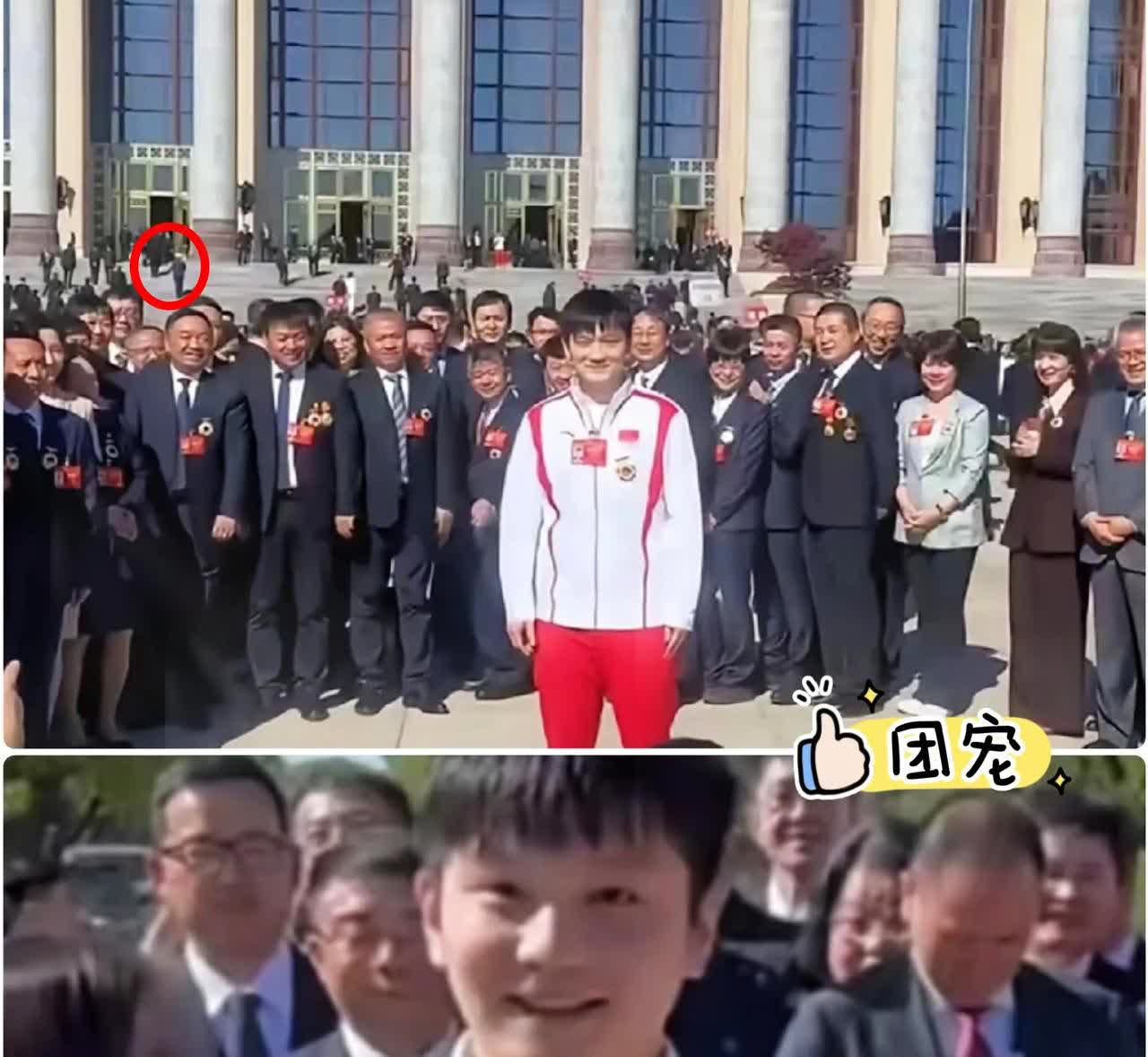 真是开了眼了！还有这样合照的吗？樊振东只是一味地抿嘴微笑，妥妥“团宠”