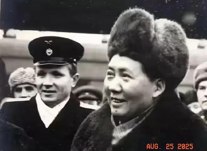 尊贵的黑白照片分享。1950年，毛主席访问苏联时的一张照片，难忘的历史画面，永
