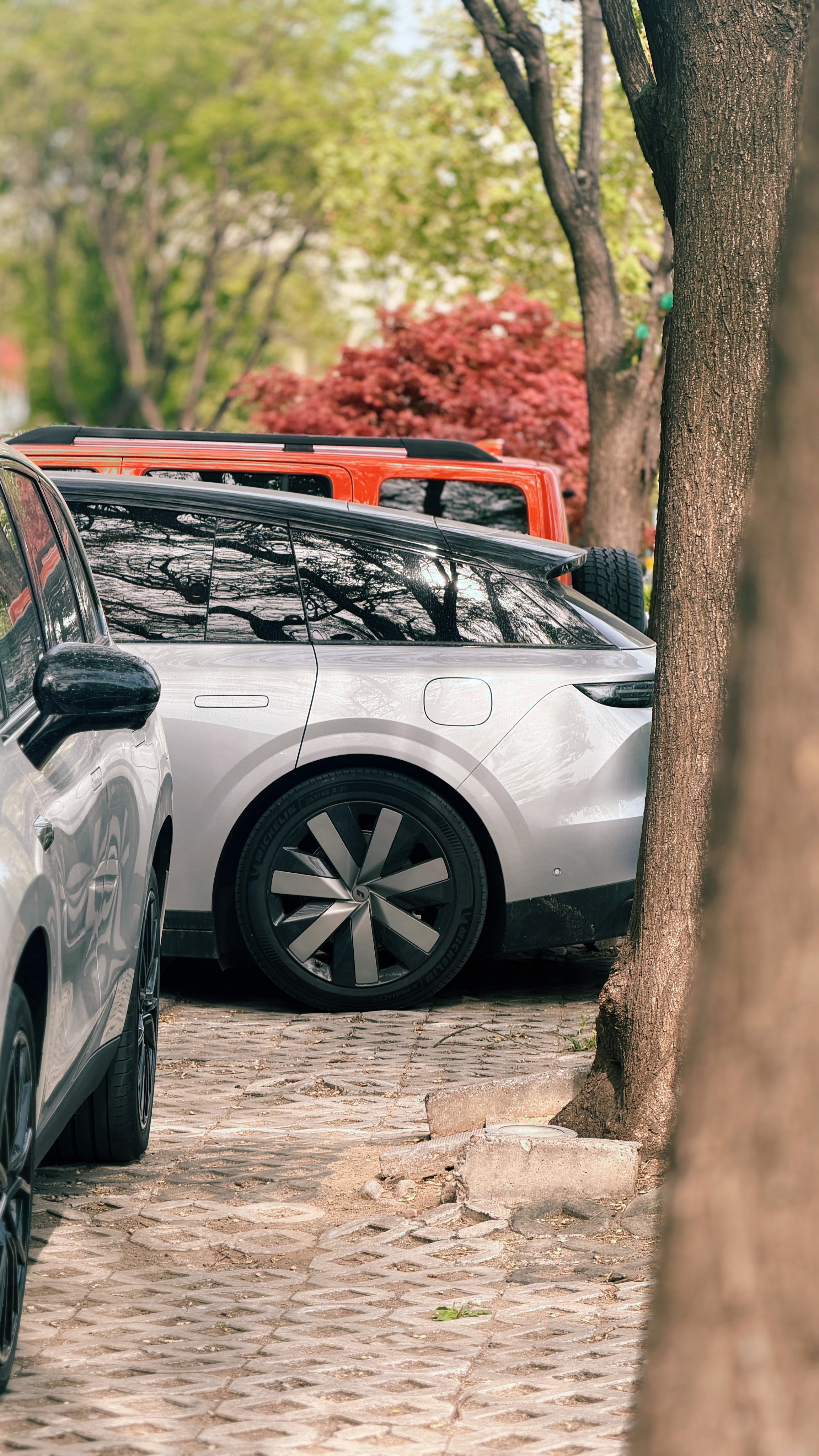 i6悬架低位时还是有点低趴，跟一大旅行车似的，反正有空悬就要用起来，该自动自动，