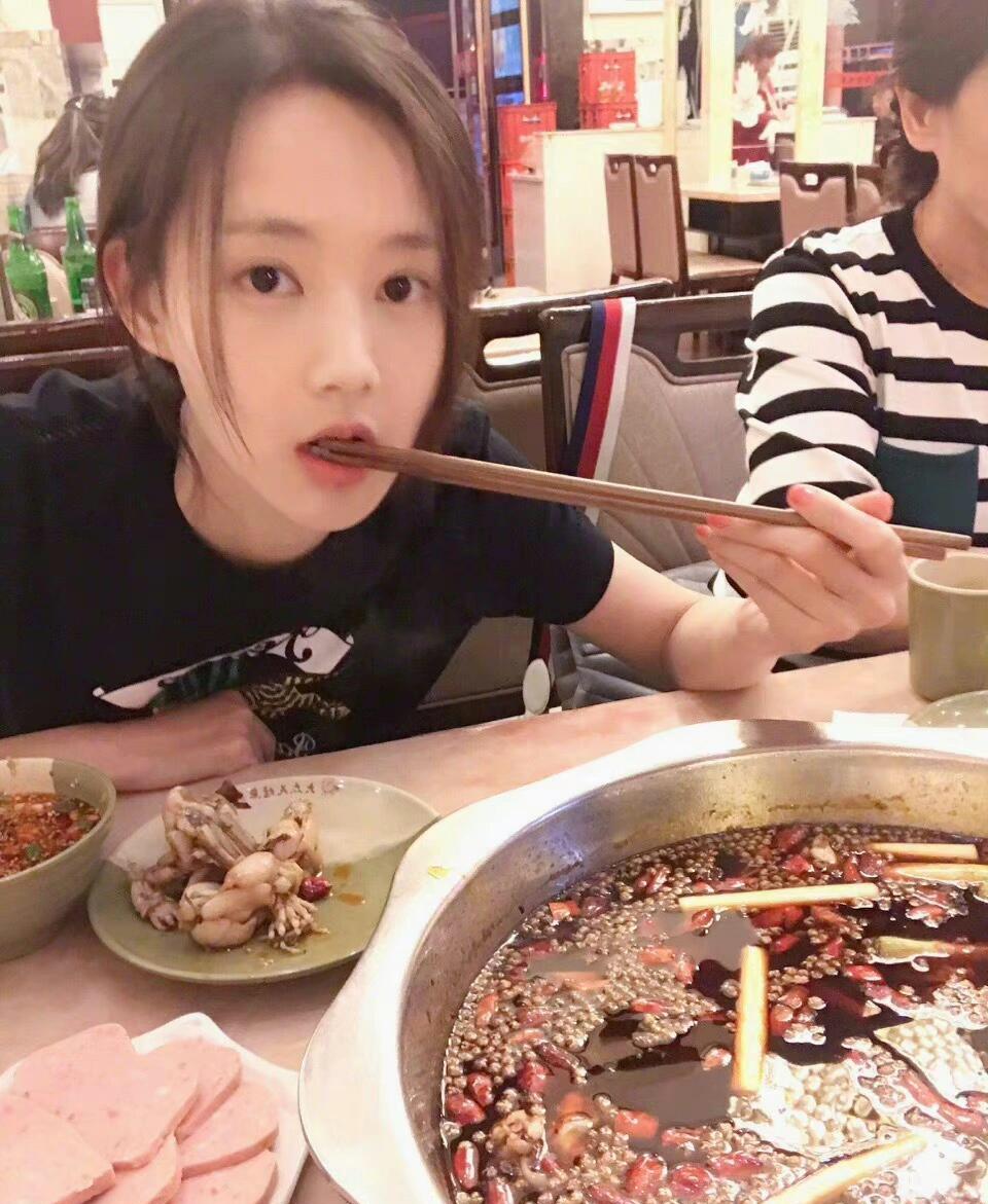 原来女明星就是因为长太美不得不出道啊，顶着一张无法被辜负的美貌脸，一再被星探