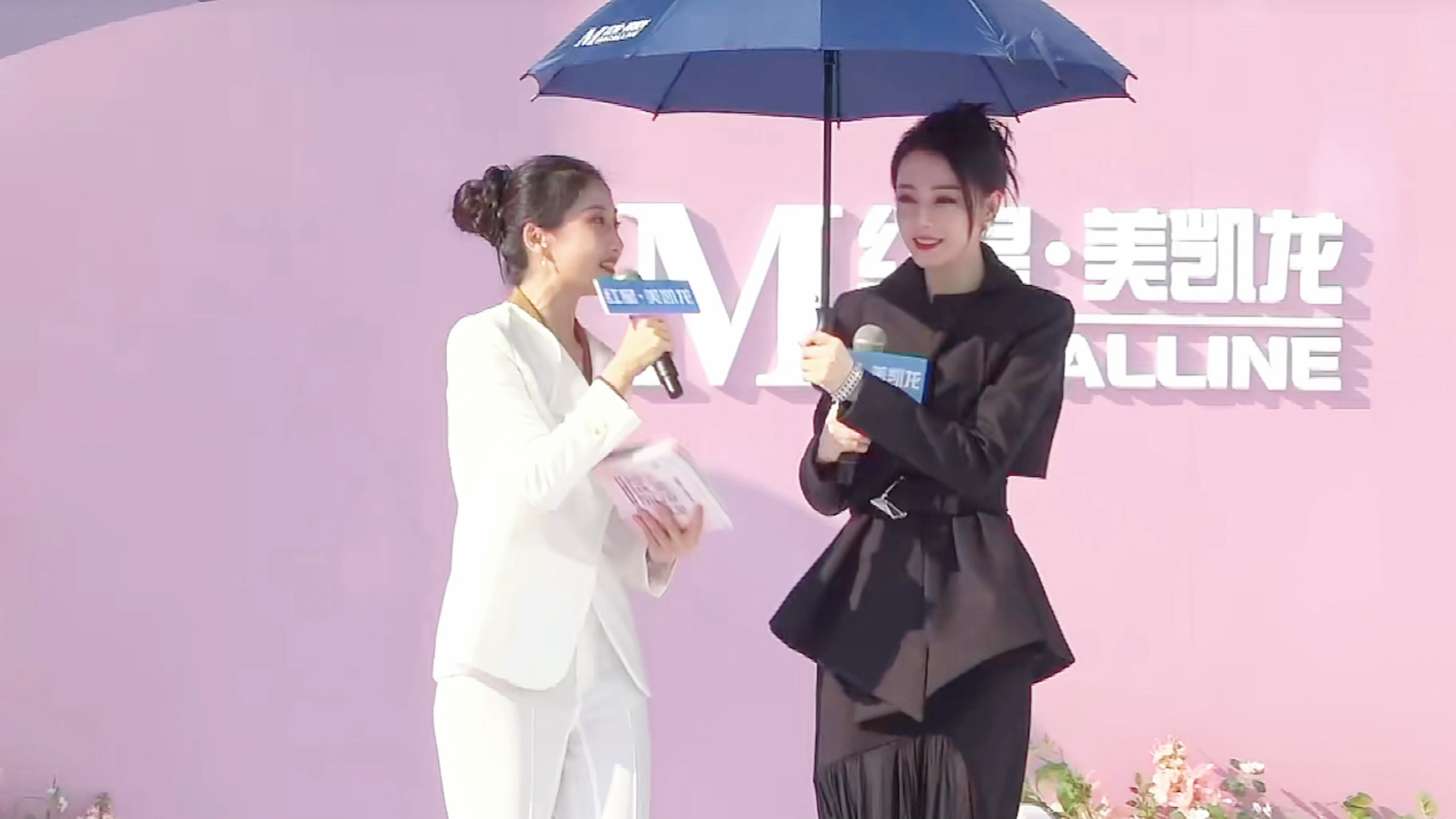 看见主持人没伞就悄悄移过来的小巴巴