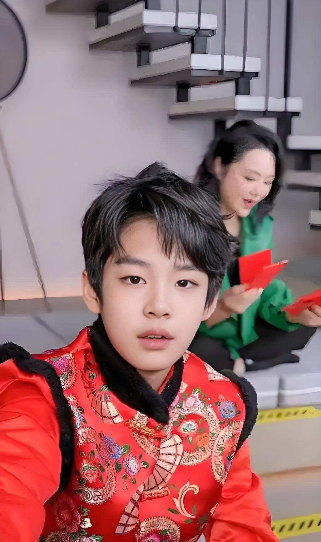 曹颖儿子这长相真是老天爷追着喂饭吃，爸妈的好基因全让他捡着了！随手翻到他近照，这