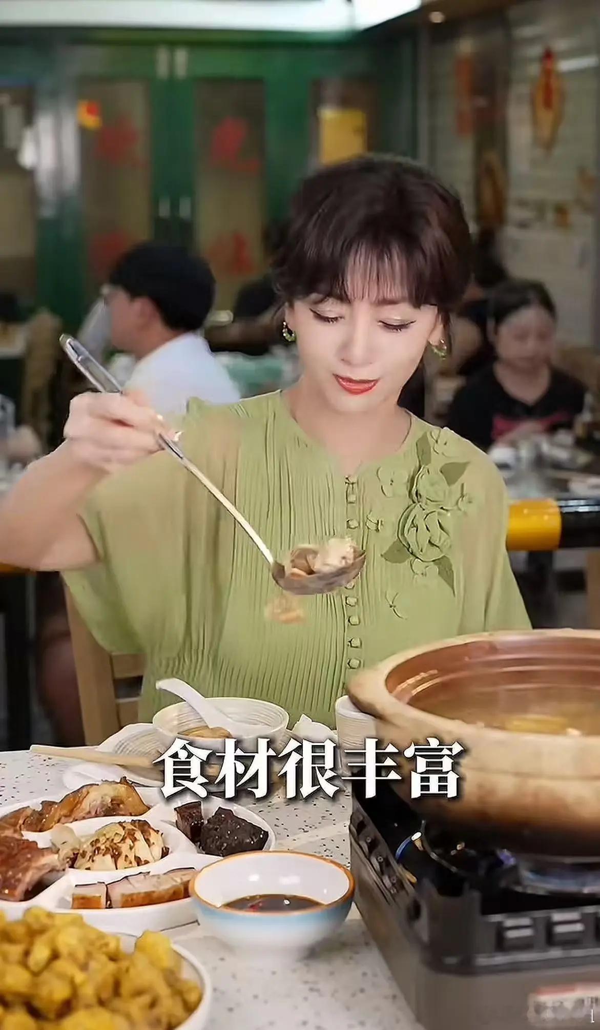 71岁赵雅芝在上海，头发乌黑一点没老，大口吃肉，皮肤紧致白皙！​​​