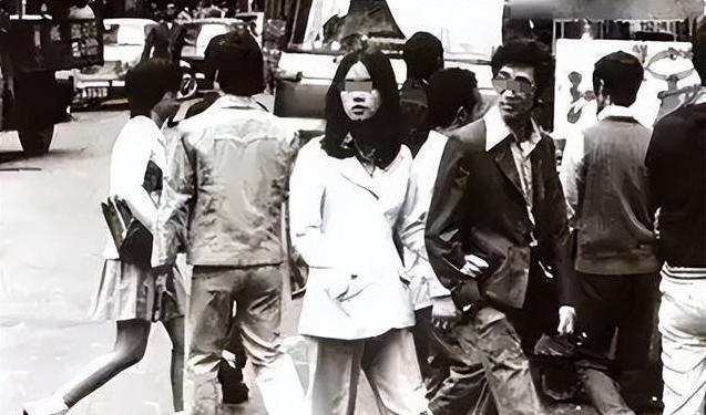 1994年，26岁的牛晓秀被押往刑场，在行刑前她不停颤抖，随后尿液浸湿了裤子。