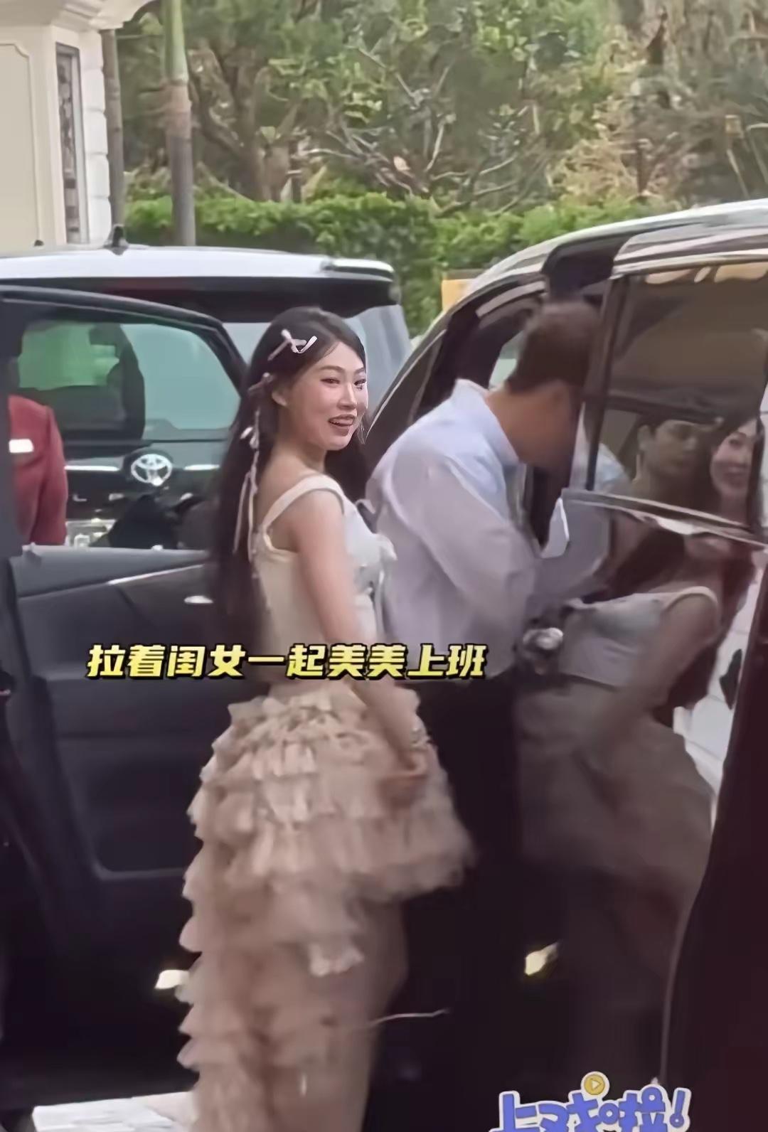 小沈阳人脉好厉害啊，闺女才刚出道就拉着一起参加这种档次的晚会了，有一种财阀千金上