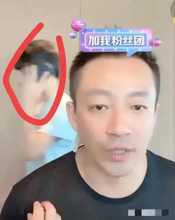 汪小菲的儿子小箖箖又在直播间露脸啦！小箖箖真是超爱出镜，总是想尽一切办法蹭镜
