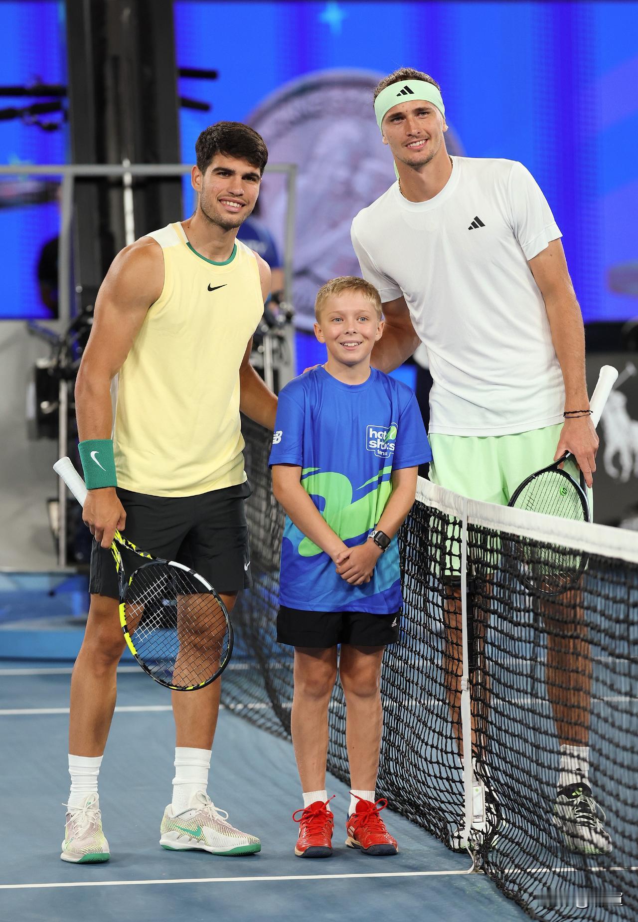 随着在今日先后晋级澳网男单4强，兹维列夫和阿尔卡拉斯即将隔网相对的同时，也携手达