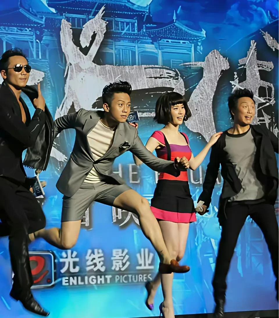 邓超一直都很搞笑，在2012年《四大名捕》的电影里邓超虽然是四大名捕之一冷血，但
