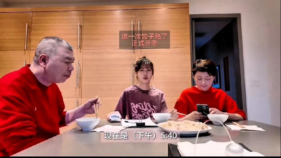 冯小刚真是一位慈父呀，过年的时侯为了陪伴他的养女，和徐帆双方飞过大洋彼岸来到美国