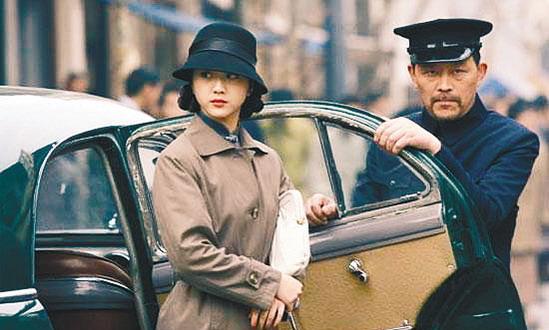 1939年，军统的游击司令熊剑东被捕，妻子唐逸君为了救他，孤身去见“76号”特务