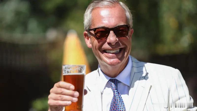 英国改革党领袖法拉奇在克拉克顿选区补选中获胜，以22239票重返议会。这场补选由