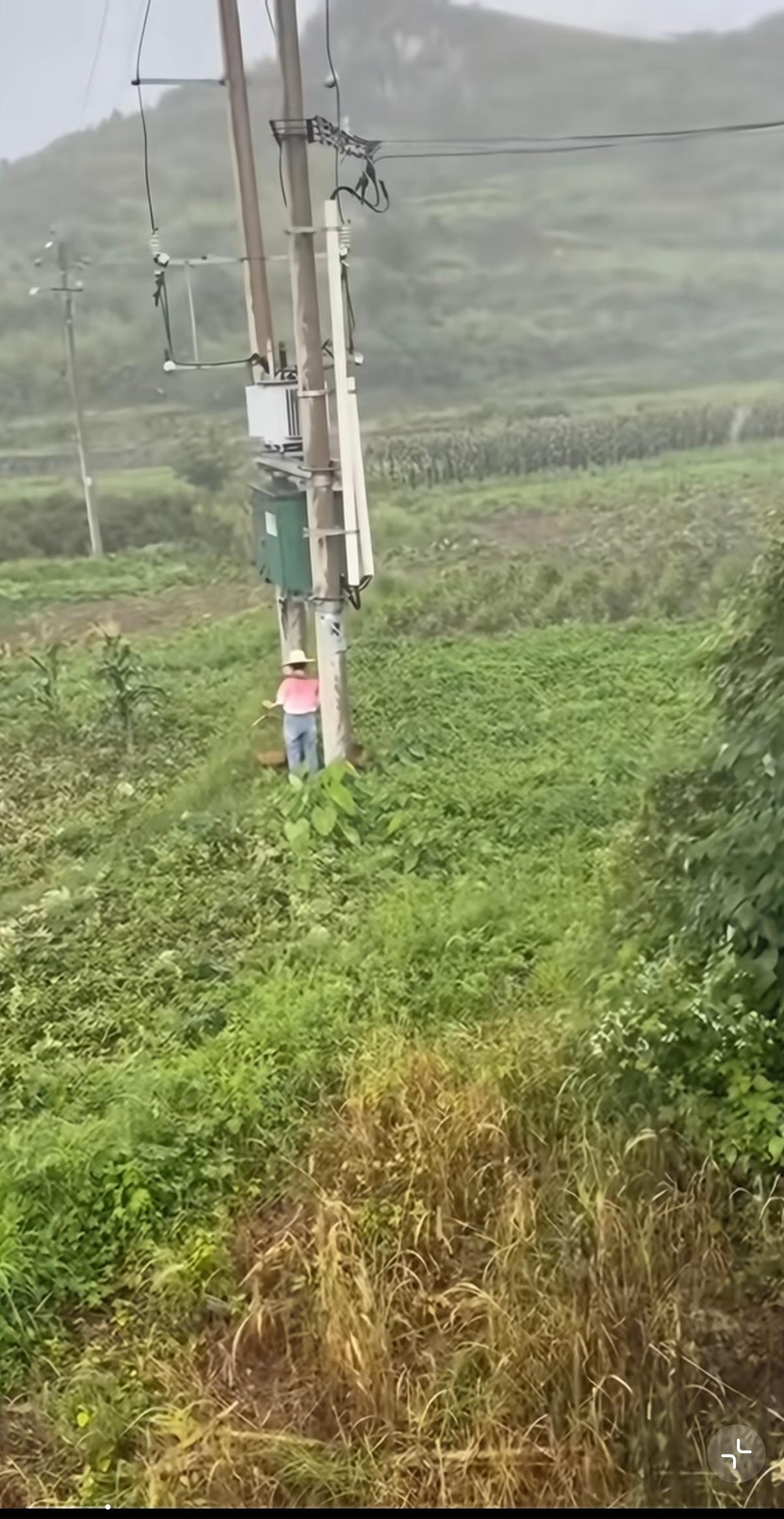 在变压器下面避雨是寻死呀？这个变压器建设本身有问题，外面应该加隔离围栏的。此女子