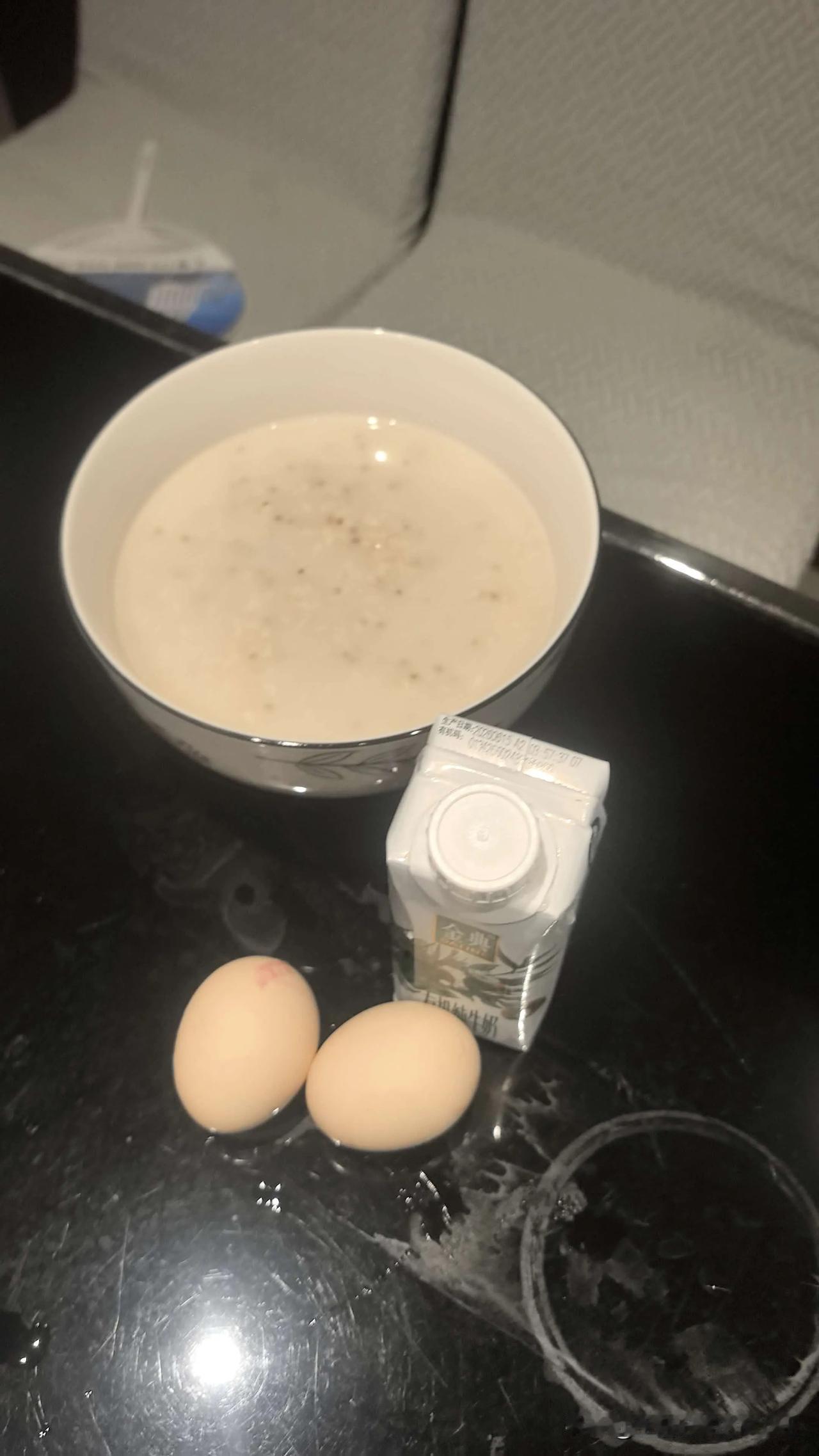 没有我的日子里，老公的生活过得一塌糊涂。自从我上周六离开成都，老公的晚餐就吃了一