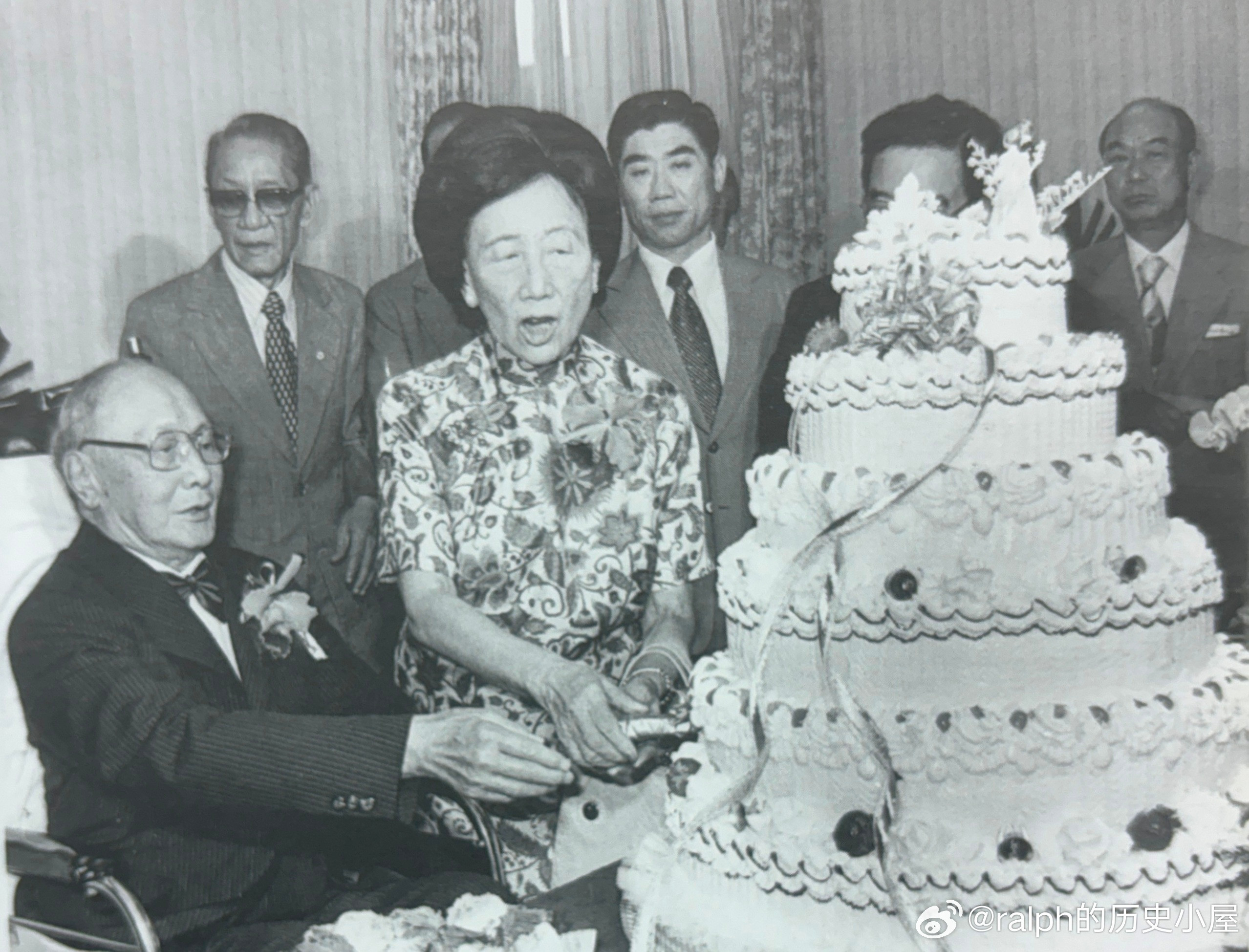 1977年何应钦与夫人王文湘欢度结婚六十周年“钻石婚”。在亲友的祝福中，两人共同