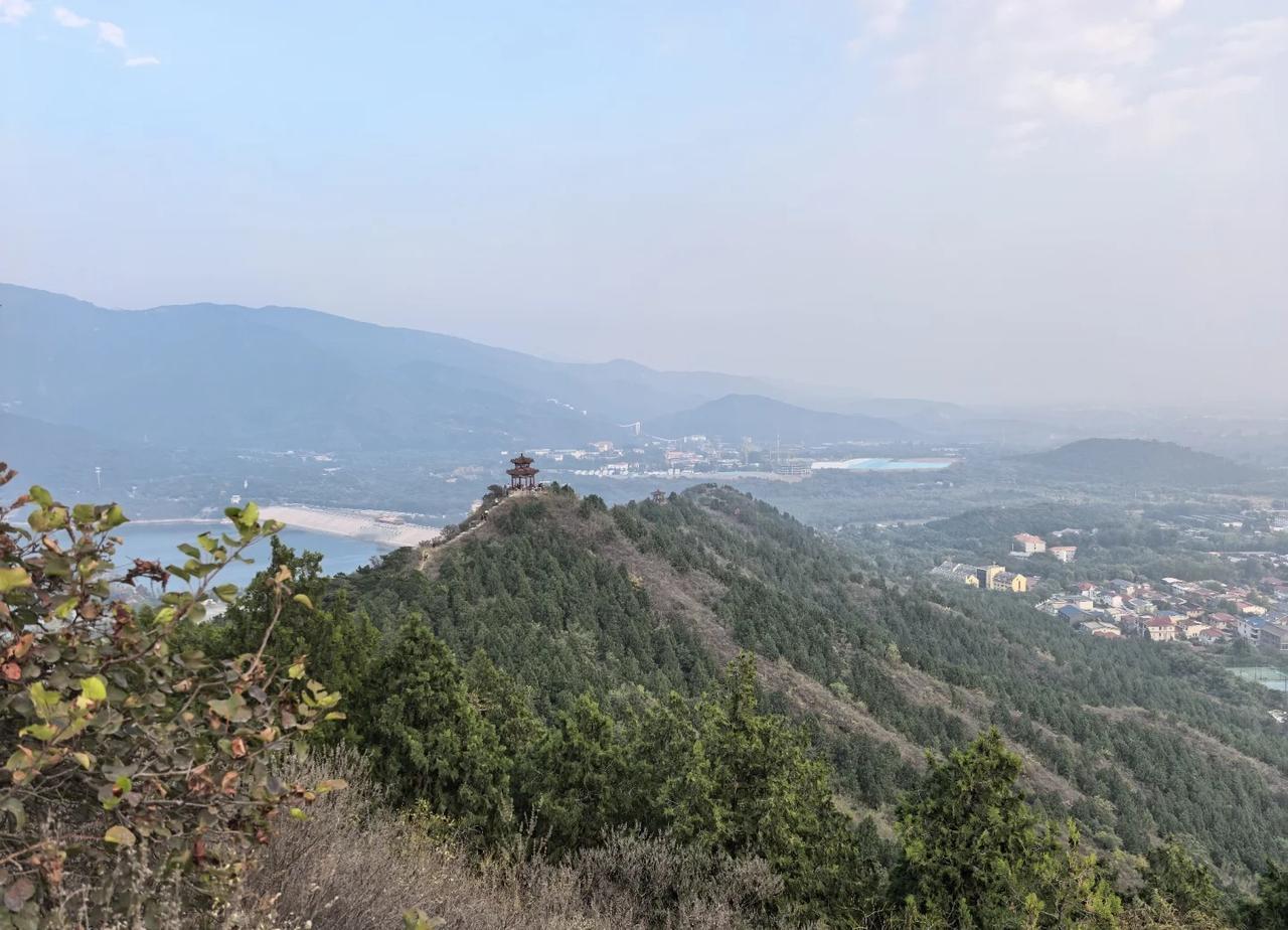 秋季来十三陵爬汉包山,风景美如画1、推荐一个小众的爬山路线。人不多,环境优美,