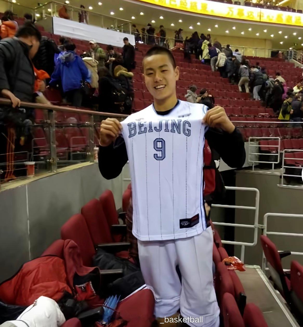 这有点扎心了，在北京首钢主场被保安推搡的李添荣晒出自己在北京首钢少年队打球的照片