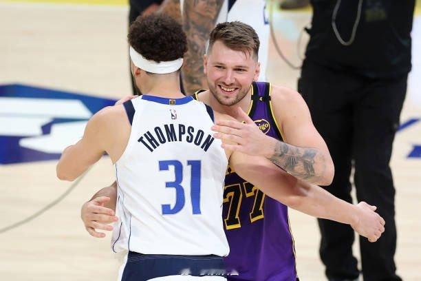 TA最新，克莱当年离开勇士有两个选择：4年8000万美元去湖人（先签后换），3年