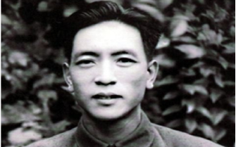 1946年，耿飚发现紧跟在身后盯梢的特务不见了，很是纳闷。随后，他特意买了礼物去