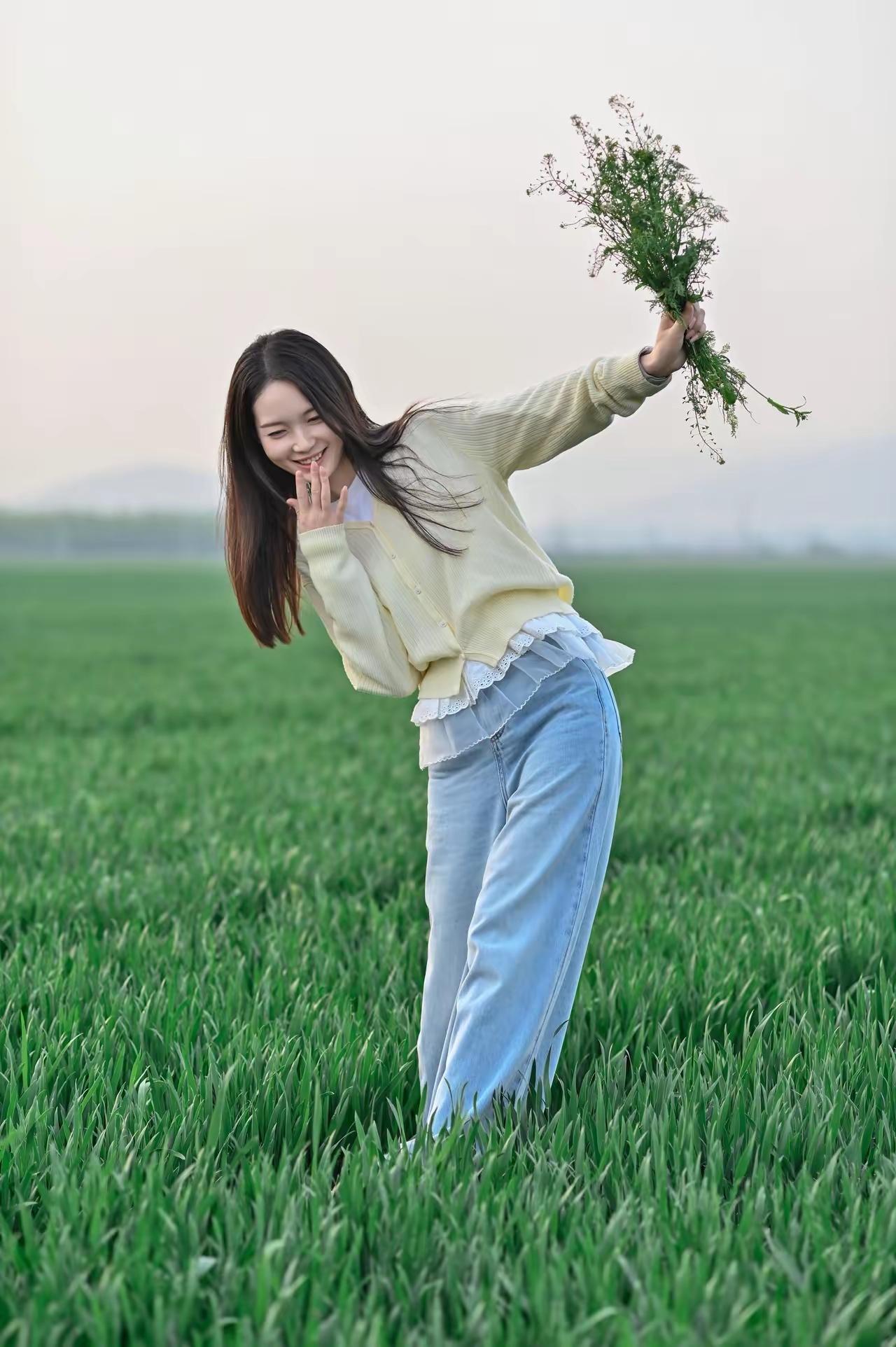 田野芳菲处，笑语盈盈时。