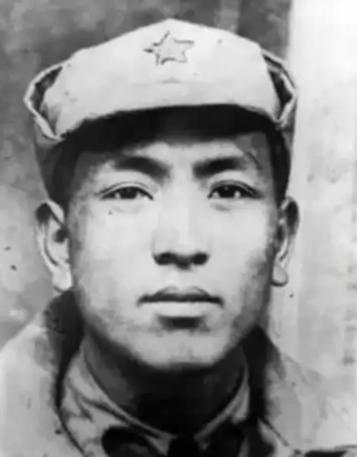 1937年春，红4军参谋长耿飚率领1个警卫排，假扮成老百姓四处搜索。走到庆阳屯子