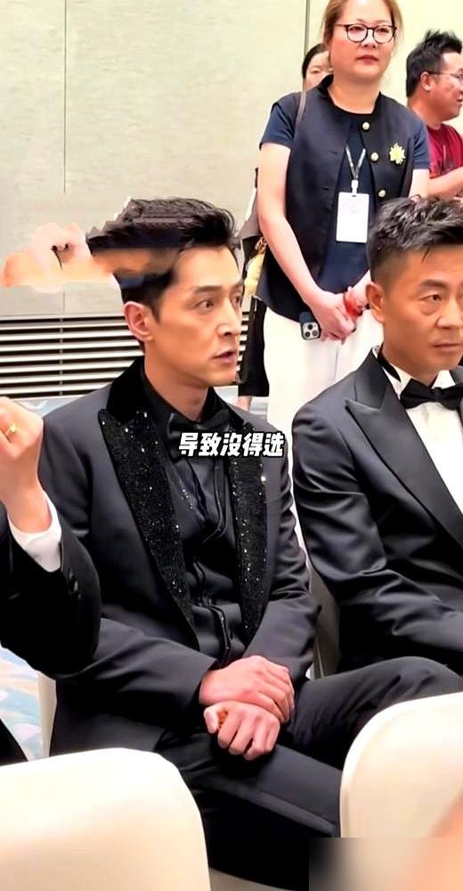 张颂文拿影帝了，片酬还是300万。不是没涨，是他自己摁着不涨。《孤舟》找他时还没红，合同签的300万