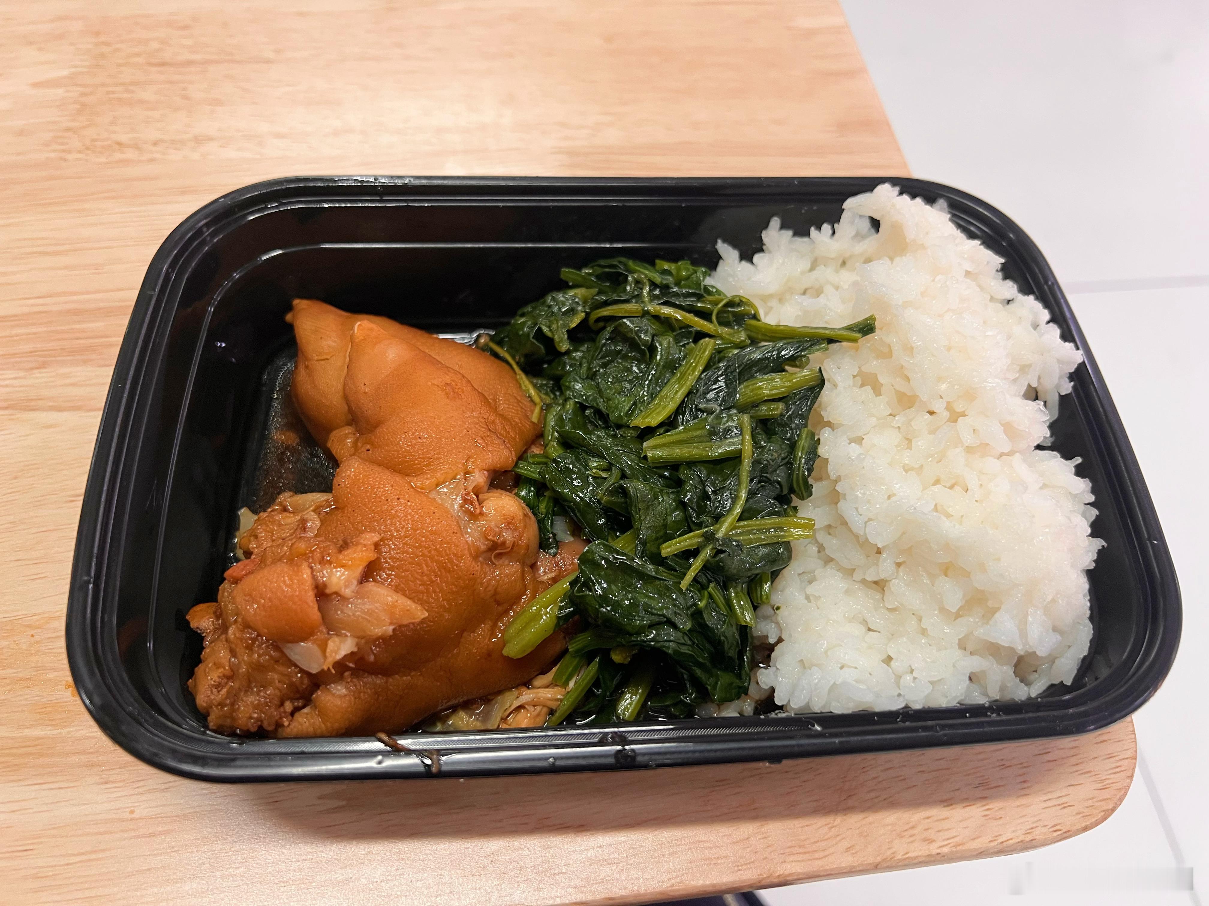 好家伙，食堂的猪手饭里，配的真是一个猪手……还挺香……北京