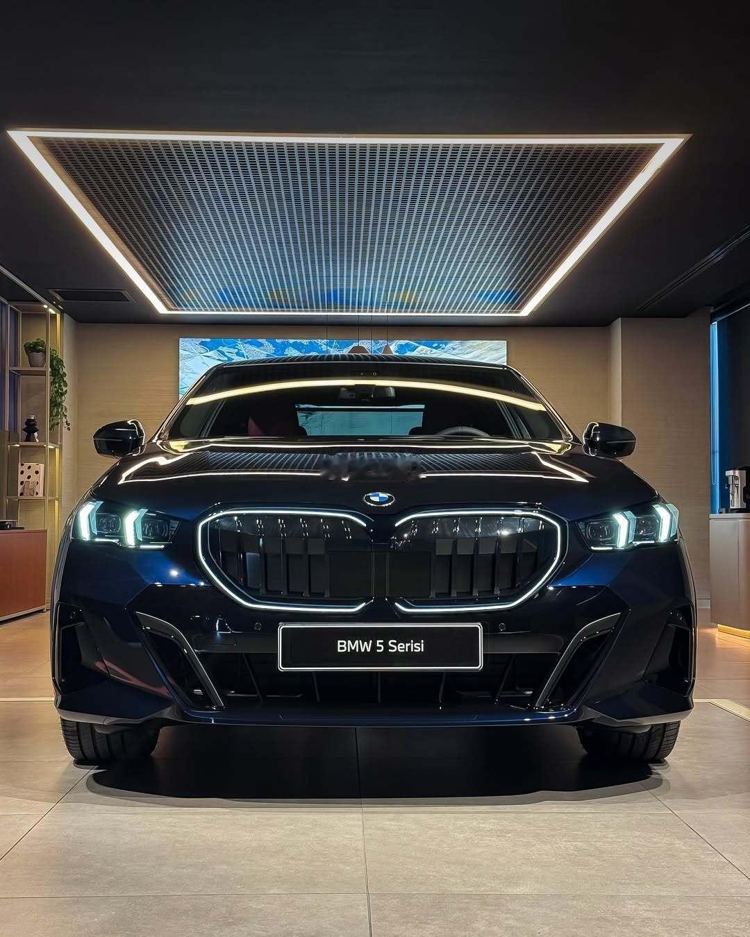 宝马5系越看越好看！外黑搭配勃艮第红内绝了！最酷、最好看的风格搭配宝马5系​