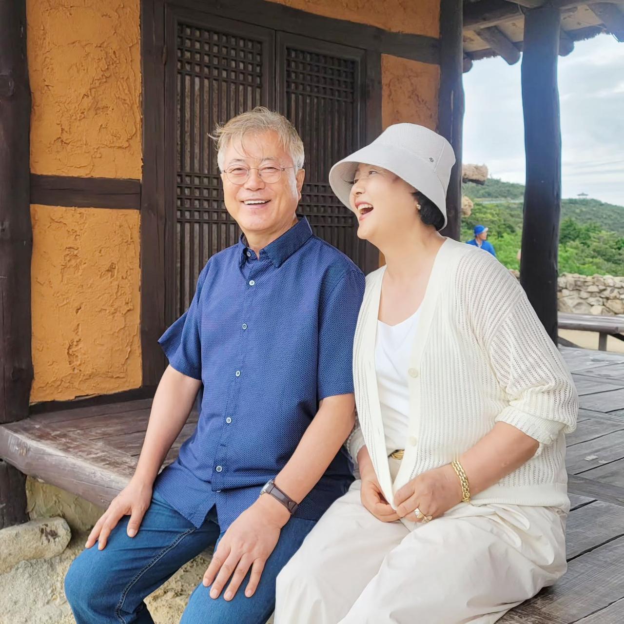 谁懂啊！文在寅和金正淑这对神仙夫妻也太好嗑了吧😭从校园情侣到相守42年，