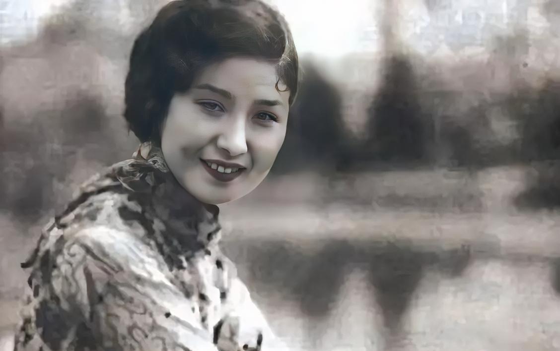 1942年春，青帮头目吴四宝被日本人毒死，他的老婆佘爱珍哭得死去活来。早就垂涎佘