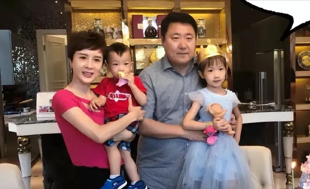 怎么感觉她也挺可怜的呀！好歹嫁给富豪老公也十多年了，还给他生下了一对可爱的儿女
