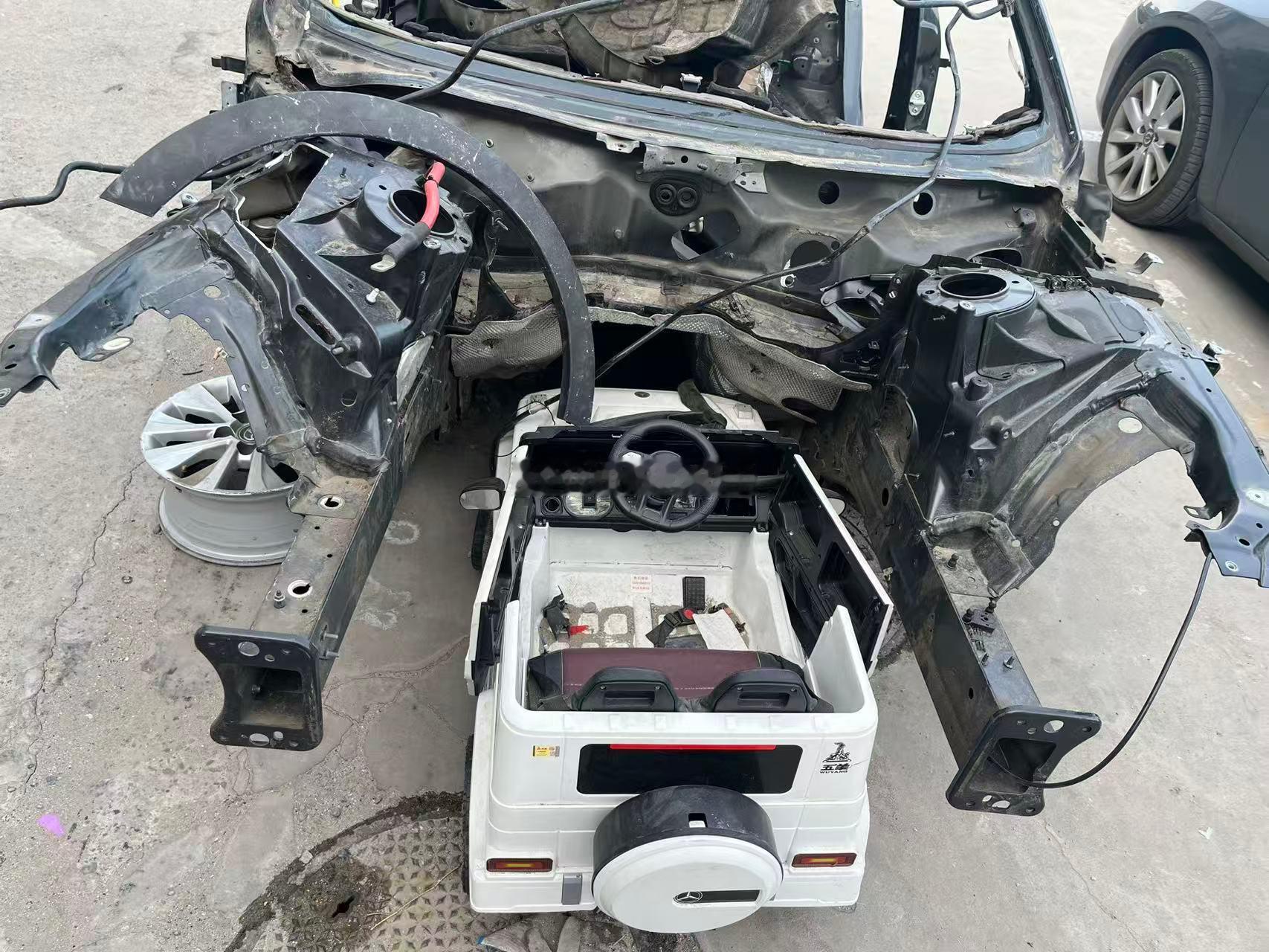 奔驰大G真结实~~~把对面的车撞成这样了~~~海阔试车超话