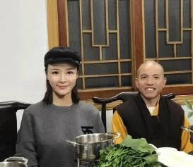 少林寺新方丈上任第一天与美女合照引热议！