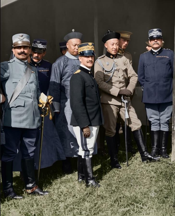 1910年，罗马练兵场，溥仪七皇叔载涛出访意大利，和意大利国王埃马努埃莱三世同框