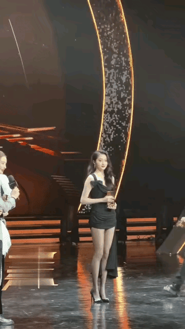 关晓彤，一个迷一样的女人！漂亮，但没女人味！露大长腿，也没女人味！穿的少，