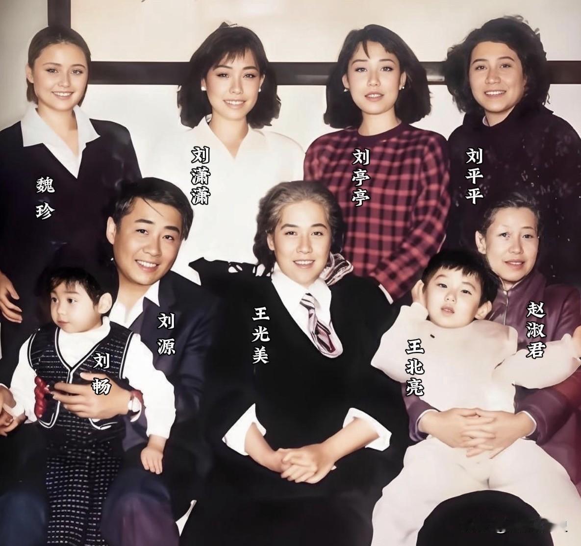 一位老革命晚年全家福：1993年的温馨瞬间一张拍摄于1993年的全家福，定格