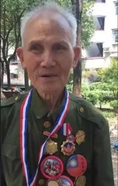 1945年5月，机枪手曾岳峰在战斗中受伤，和大部队走散了，他意外撞见一百多个日军