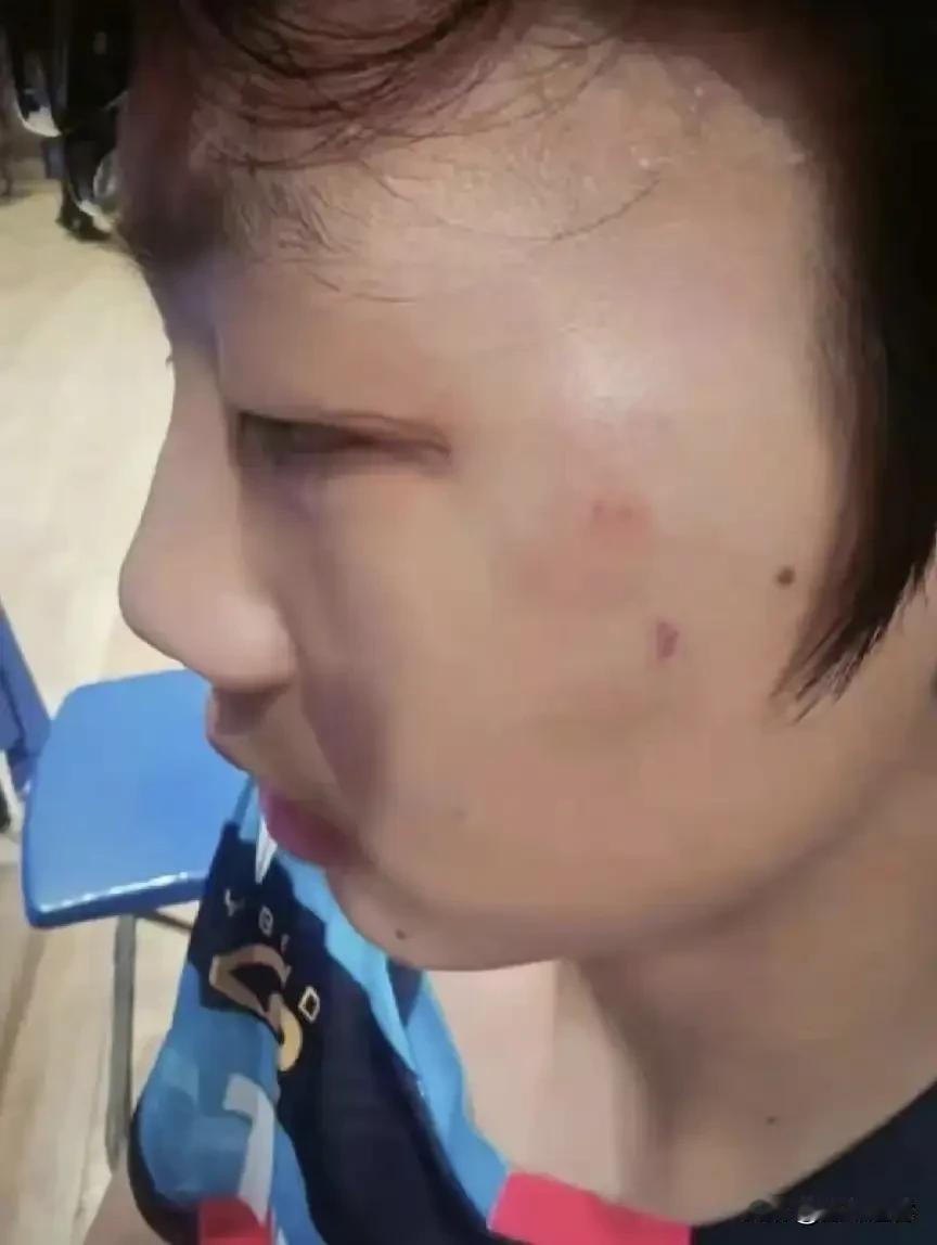暴力乒乓惊现青少年赛场，国家队队员弟弟曹彦灏在输球后恼羞成怒，竟然拳脚并用殴打对