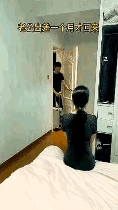 他又在吹牛时，屏幕那头一片喝彩，老婆却在心里冷哼：这点事儿，白天忙两趟，晚上再来