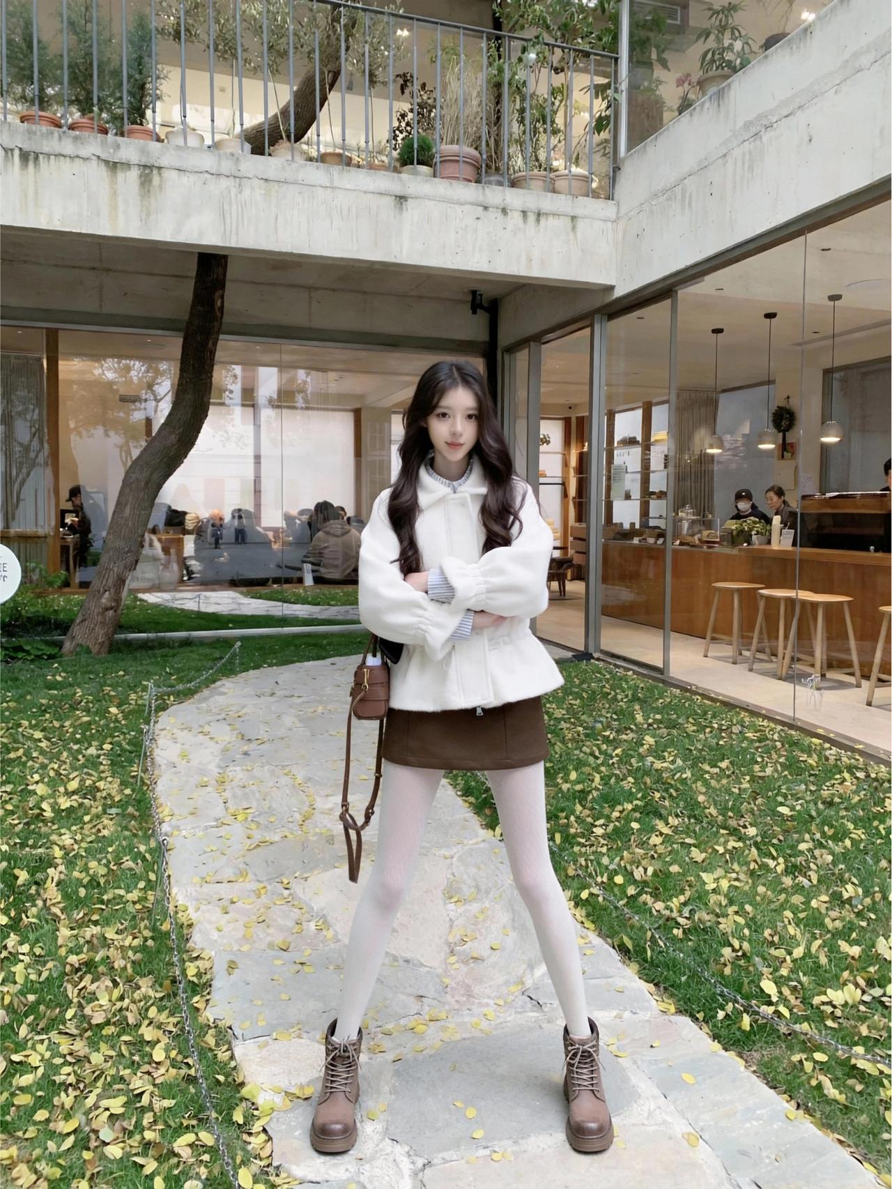 白外套+棕裙=温柔作弊🍂|||白色毛绒外套配棕色短裙，厚底靴拉长腿，走起来暖乎