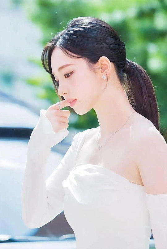 柳智敏白裙看秀柳智敏一袭纯白礼裙亮相看秀，利落剪裁完美勾勒出优越肩颈线条，清冷又