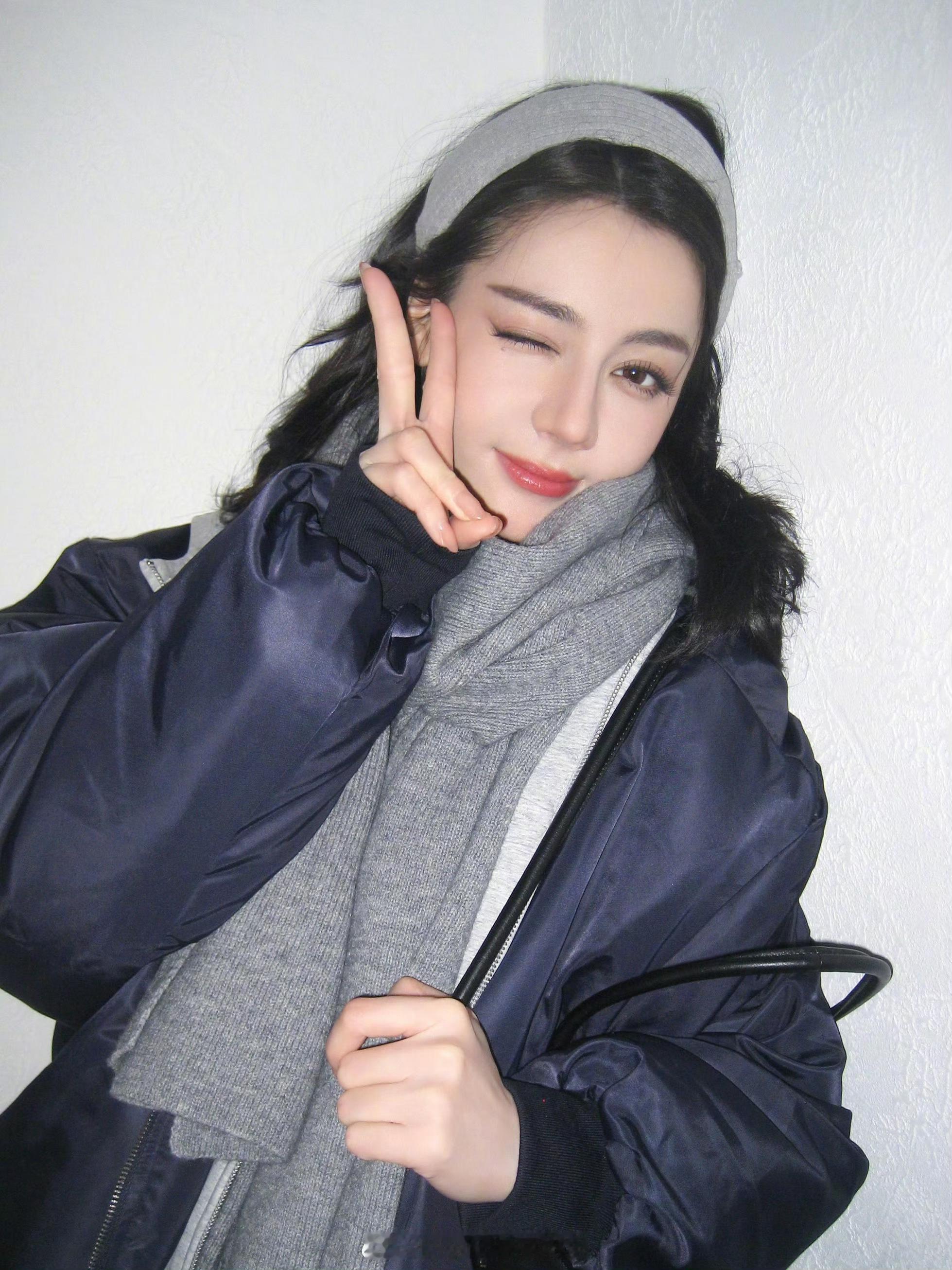 这才是迪丽热巴的真实颜值，不过都五一了，怎么还是大衣围巾全副武装的造型