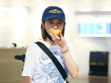 最近高叶亮相机场，她这次搭配的很有潮流之美，还特意拿着一个桃子在吃，她吃桃子的样