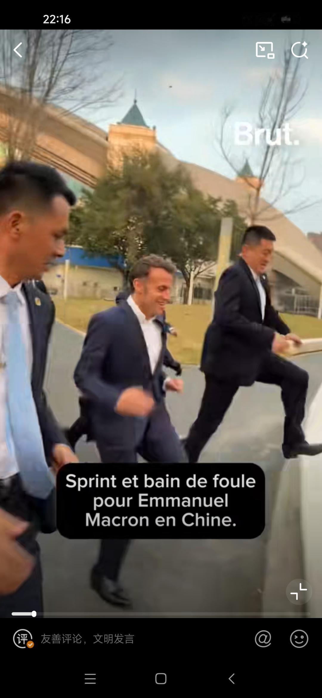 法方媒体视角:马克龙在中国尽情享受着人们的热情。马克龙主动迎着川大人潮奔跑，遇