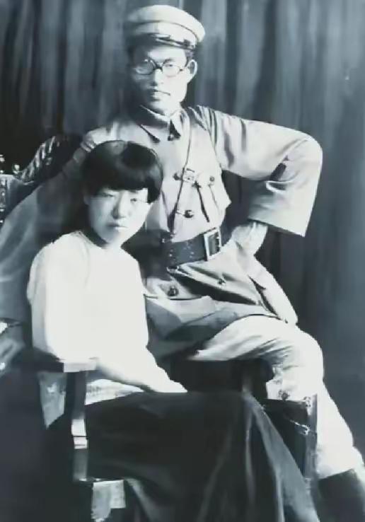 1940年萧劲光和妻子朱仲芷在延安离婚了。按理说两口子都在本地为革命做事，是挺让