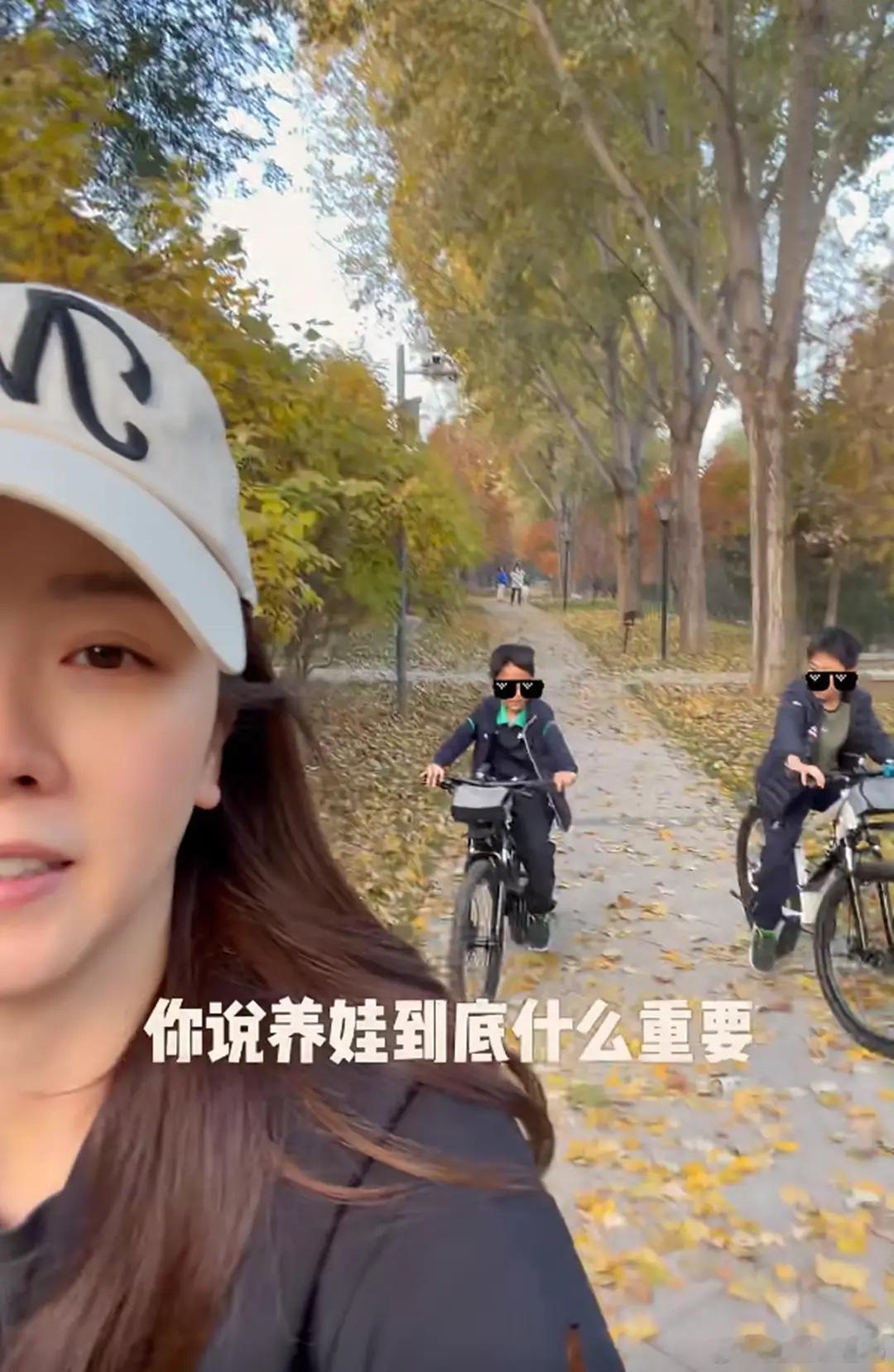 李思思带俩儿子别墅区玩耍，9岁小儿子远视储备不足，开始戴眼镜！