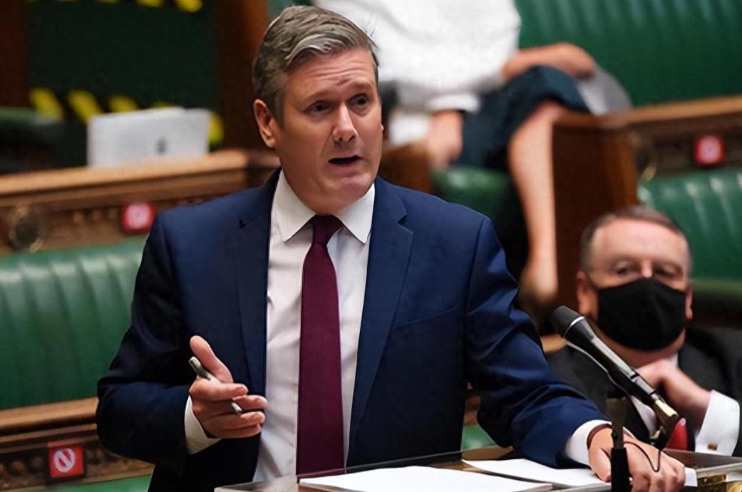 斯塔默这波回怼太解气了！面对媒体刁难，他直接抛出灵魂拷问：“如果美国把英国访